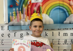 Gabryś pozuje z dyplomem i sercem