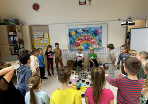 Dzieci śpiewają sto lat