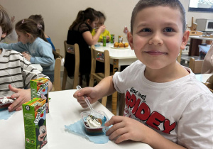 Gabryś je galaretkę