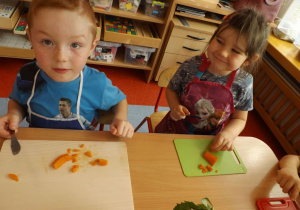 Dzieci kroja marchewki 