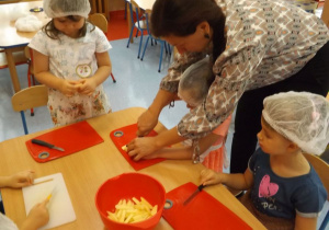 Dzieci przygotowuja frytki