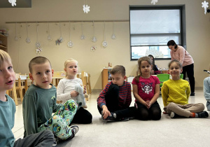 Dziewczynka składa życzenia Pawełkowi