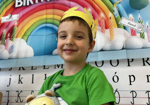 Chłopiec przytula swojego misia