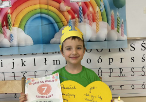 Pawełek pozuje z dyplomem i sercem