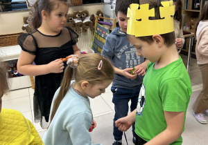 Pawełek częstuje dzieci cukierkami