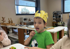 Chłopiec je galaretkę