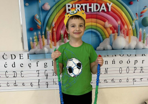 Chłopiec pozuje z linią życia