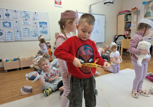 dziecko nawija sznurek