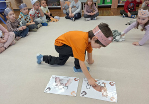 dziecko podpisuje części ciała kota