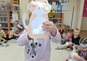 dziecko podświetla brzuch kota