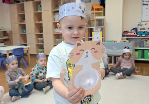 dziecko podświetla brzuch kota