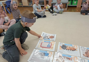 chłopiec układa ilustracje