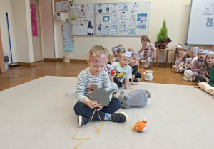 dziecko nawija sznurek