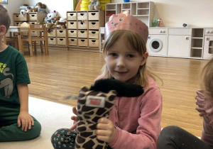 dzieci oglądają akcesoria dla kota