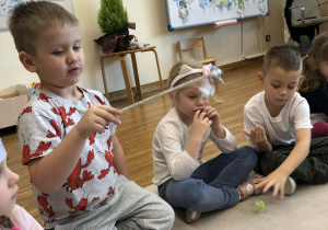 dzieci oglądają akcesoria dla kota