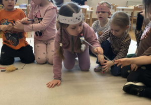 dzieci oglądają akcesoria dla kota