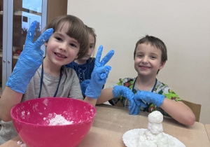 uśmiechniete dzieci pozują do zdjęcia podczas zajęć z chemii