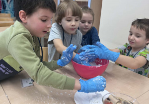 dzieci wykonują eksperyment ze szcztucznym śniegiem