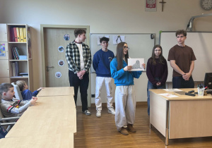 dzieci siedzą w ławkach i uczą sie niemieckich nazw zwierząt polarnych