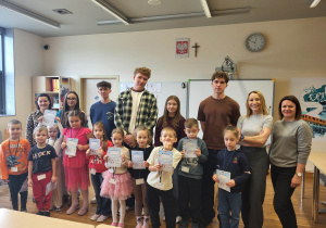 dzieci wraz z Paniami i uczniami pozują do wspólnego zdjęcia w sali języka niemieckiego