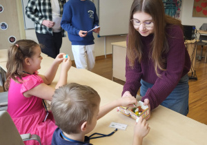 dzieci po zajęciach z niemieckiego otrzymują słodki poczęstunek