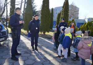Policjanci witają dzieci