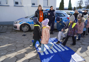 Dzieci przechodzą przez pasy