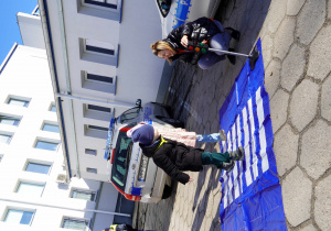 Maksymilian i Wiktoria przyglądają się sygnalizacji świetlnej i przechodzą przez pasy