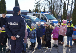 Pani Policjantka tłumaczy dzieciom zasady zachowywania się na komendzie