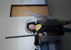 Maksymilian ubrany w akcesoria policyjne