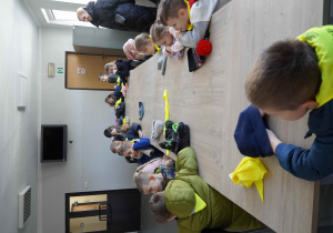 Dzieci siedzą przy stole