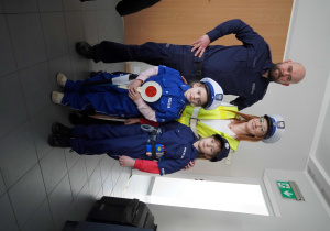 Pan Policjant pozuje do zdjęcia z Wiktorią, Julią i panią