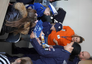 Dziewczynki wręczają laurkę za wizytę na KPP