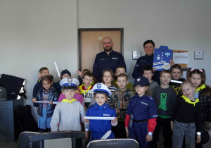 Grupowe zdjęcie z policjantami