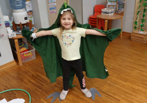 Dziewczynka w stroju dinozaura