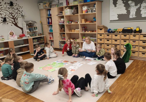 Dzieci słuchają opowiadania o dinozaurach