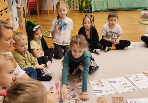 Dziewczynka układa obrazki