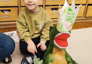 Chłopiec ze swoim dinusiem