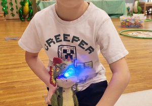 Chłopiec ze swoim dinusiem