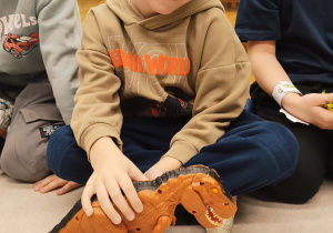 Chłopiec ze swoim dinusiem