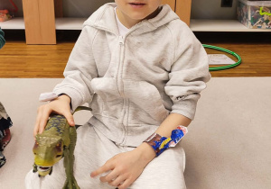 Chłopiec ze swoim dinusiem