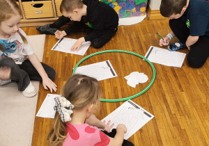 Dzieci wykonują zadanie