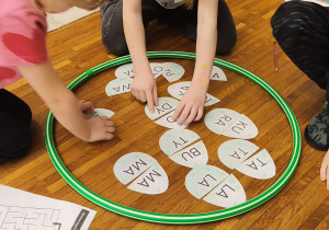 Dziewczynka łączy sylaby