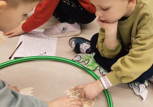 Chłopcy liczą elementy