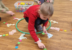 Dziewczynka wykonuje zadanie