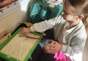 dziewczynka zbiera szkielety dinozaurów