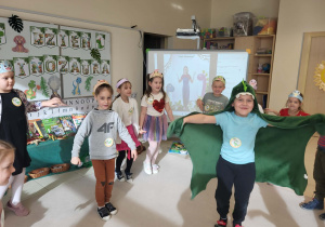 dzieci tańczą przy piosence naśladując ruchy