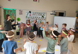 dzieci z panią tańczą przy piosence i naśladują ruchy