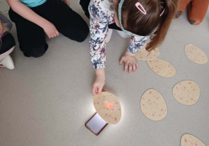 dziewczynka szuka co jest w jajku dinozaura