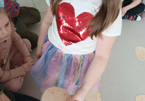 dziewczynka sprawdza co się ukryło w jajku dinozaura